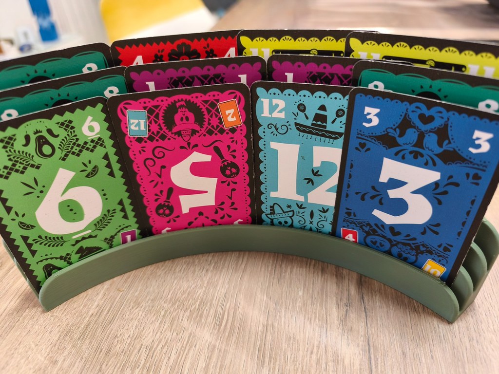 Porte-cartes de jeu courbé