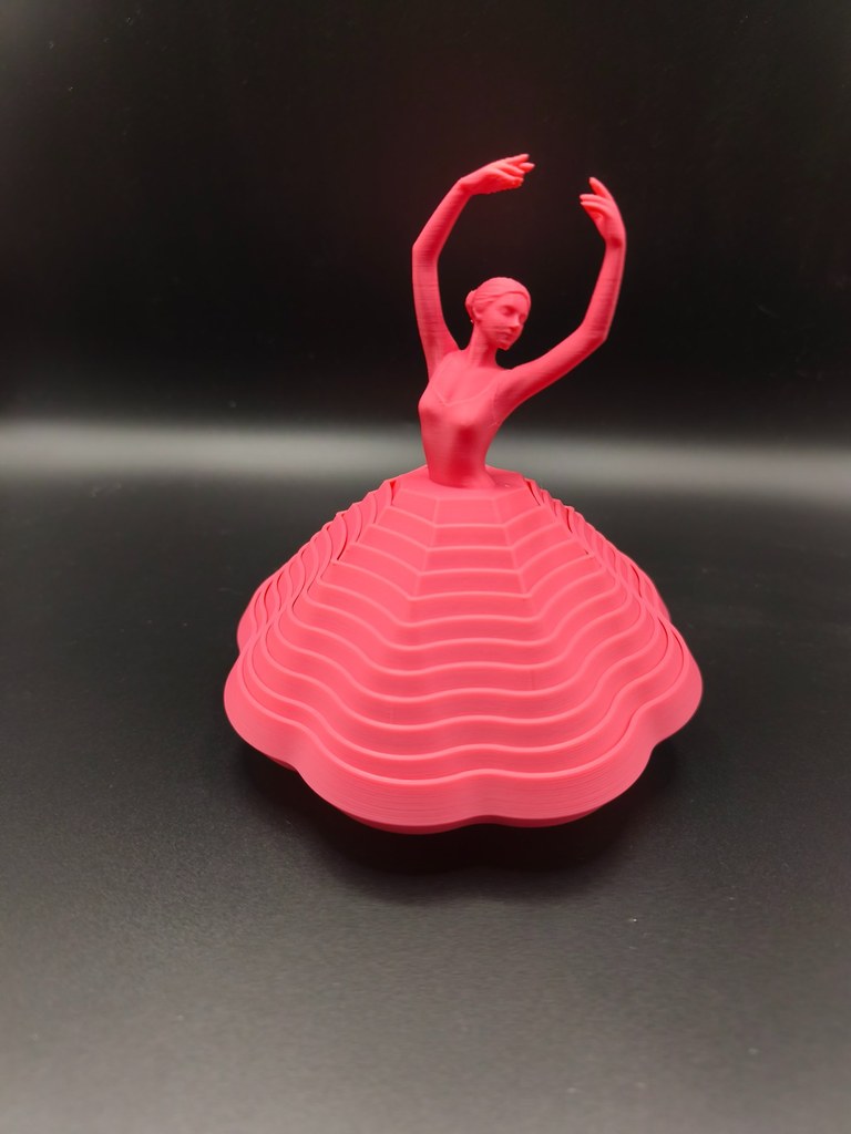 Danseuse rose sur socle tournant